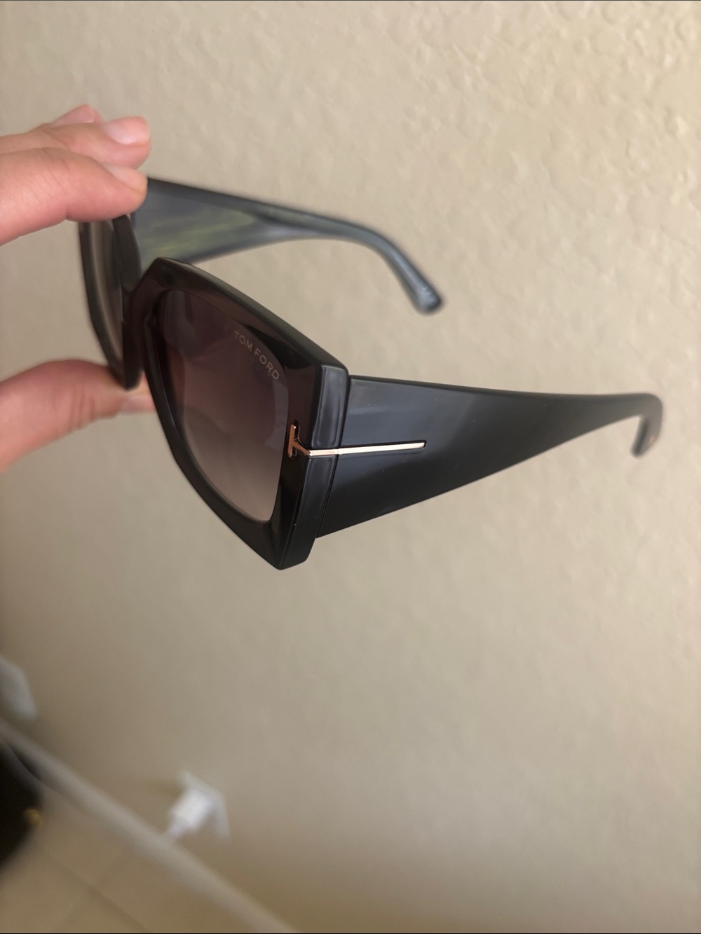 Tom Ford Jaquetta Black Square Oversized Sunglasses with Gold 'T' Accents - Picture 2 of 5